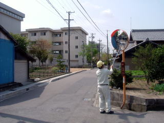 春の交通安全運動 カーブミラー点検･清掃